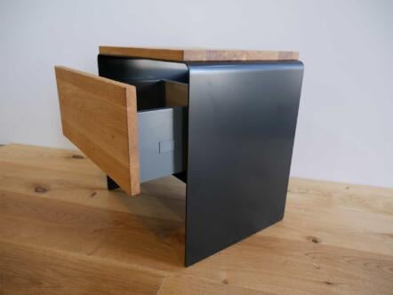 nachttisch-schwarz-holz-metall-eiche-massivholz-wildeiche-modern-design-designer-moebel-fuer-schlafzimmer-mit-soft-close-schublade-stahlzart