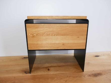 nachttisch-schwarz-holz-metall-eiche-massivholz-wildeiche-modern-design-minimalistisch-designer-moebel-fuer-schlafzimmer-mit-schublade-stahlzart
