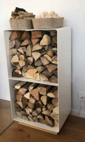 kaminholzregal-innen-brennholzregal-holzaufbewahrung-metall-design-modern-holz-aufbewahrung-kaminholz-brennholz-stahl-weiss-eiche-massiv-flamma-2