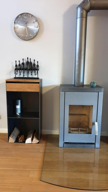 kaminholzregal-innen-metall-mit-rueckwand-stahl-holz-schwarz-wohnzimmer-mit-schublade-grau-modern-eiche-massivholz-stahlzart-classic-047