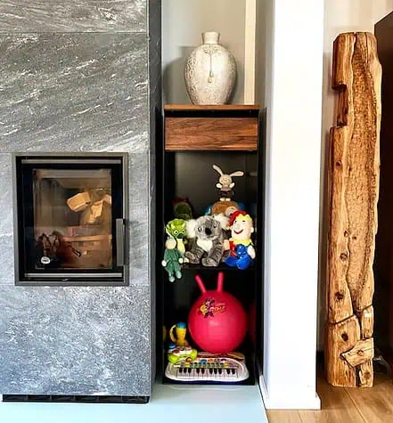 kaminholzregal-innen-metall-rueckwand-bauen-modern-wohnzimmer-design-holz-stahl-wand-schwarz-mit-schublade-auflage-nussbaum-nach-wunsch-stahlzart-classic-047