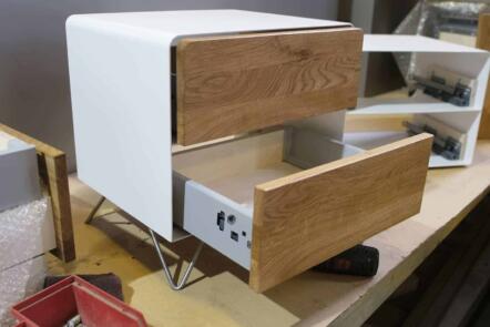 nachttisch-fly-high-5-weiss-mit-schublade-holz-massivholz-metall-wildeiche-modern-design-designer-moebel