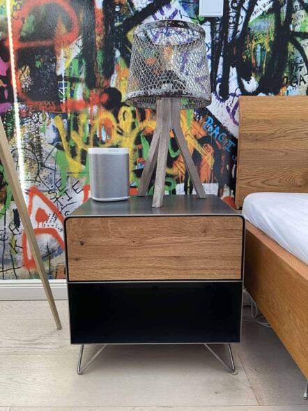 nachttisch-schwarz-grau-eiche-metall-nachtkaestchen-modern-design-massivholz-wildeiche-designer-mit-schublade-schlafzimmer-interior-fly-high-3