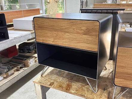 nachttisch-schwarz-grau-holz-eiche-rund-modern-metall-mit-schublade-design-massivholz-wildeiche-1-fach-schlafzimmer-edelstahl-hairpin-legs-fly-high-3-stahlzart