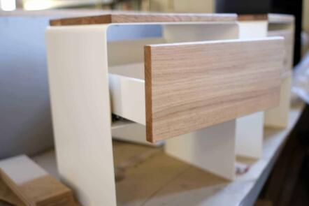 nachttisch-weiss-holz-eiche-metall-design-modern-massivholz-mit-soft-close-schublade-wildeiche-stahl-mystery