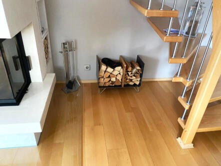 stahlzart-kaminholzregal-magic-2-metall-innen-stahl-wohnzimmer-modern-design-holztreppe-edelstahl-hairpin-fuesse--innovativ-mit-magneten-trennwand-massivholz-wildeiche-beweglich-designer-lumos