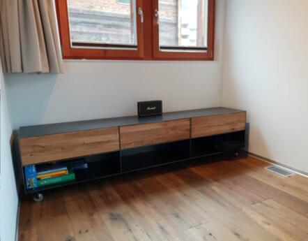 tv-sideboard-lowboard-tv-board-moebel-holz-schwarz-eiche-massivholz-grau-metall-design-modern-mit-rollen-p8