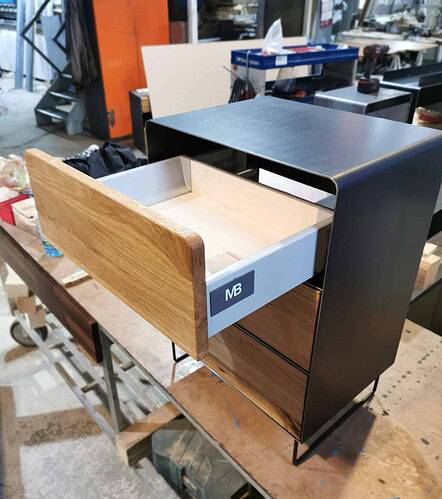 nachttisch-fuer-boxspringbett-schwarz-grau-holz-eiche-massivholz-metall-design-nachtkaestchen-nachtkommode-wildeiche-mit-schubladen-fuer-fly-high-9s