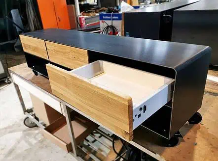 stahlzart-lowboard-holz-schwarz-eiche-grau-massivholz-industrial-design-metall-modern-designer-tv-board-mit-geoeffneter-schublade-mit-rollen