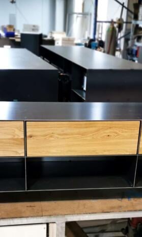 stahlzart-lowboard-holz-schwarz-eiche-grau-massivholz-industrial-design-metall-modern-designer-tv-board-mit-schubladen-mit-rollen