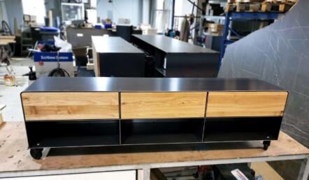 stahlzart-lowboard-holz-schwarz-eiche-grau-massivholz-industrial-design-metall-modern-designer-tv-board-mit-schubladen-mit-rollen