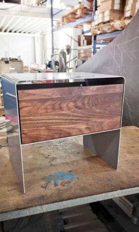 stahlzart-nachttisch-nachtkonsole-nachtschrank-grau-nachtkaestchen-nachtkommode-holz-nussbaum-metall-massivholz-modern-design-designer-moebel-aari