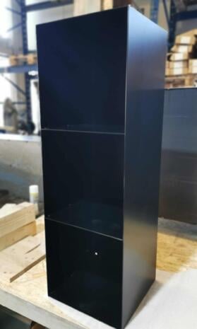 regal-schwarz-metall-modern-design-minimalistisch-wohnzimmer-aufbewahrung-schallplatten-buecher-minimalistisch-designer-moebel