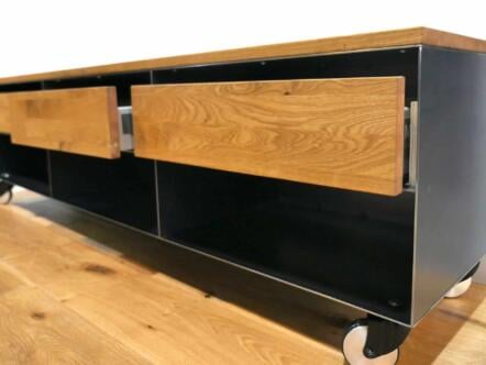 lowboard-tv-schwarz-grau-holz-eiche-metall-modern-design-designermoebel-auf-rollen-mit-schublade-offen-detail-stahl-schwarzstahl-stahlzart-handgemacht