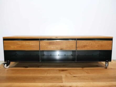 lowboard-tv-schwarz-grau-holz-eiche-metall-modern-design-designermoebel-auf-rollen-mit-schubladen-stahl-schwarzstahl-stahlzart