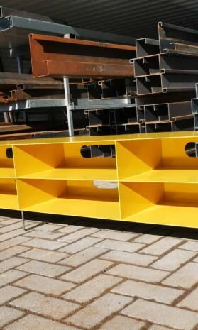 lowboard-tv-modern-metall-design-industrial-stahl-mit-pillen-öffnungen-rueckwand-gelb-stahl-mit-kufen-fuessen-minimalistisch-designermoebel-stahlzart-mnmlsm-pill-xl-spezial