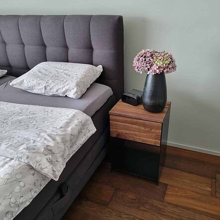 nachttisch-boxspringbett-schwarz-holz-modern-design-metall-mit-schublade-massivholz-nussbaum-schlafzimmer-industrial-classic-1-stahlzart