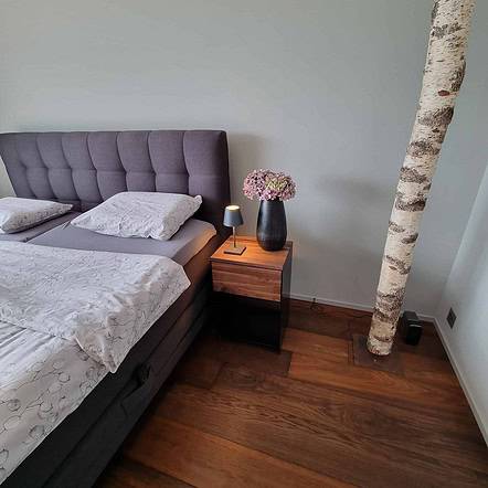nachttisch-boxspringbett-schwarz-holz-modern-design-metall-mit-schublade-massivholz-nussbaum-schlafzimmer-interior-minimalistisch-classic-1-stahlzart