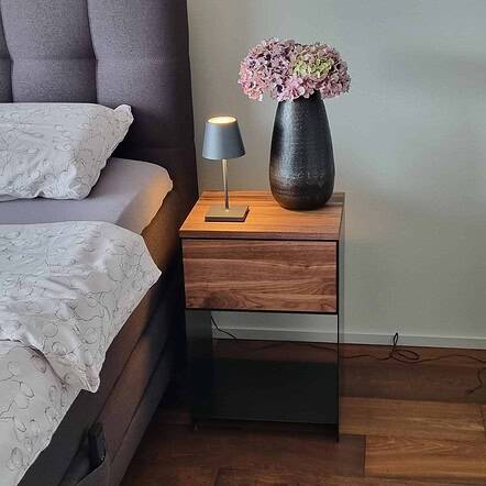 nachttisch-boxspringbett-schwarz-holz-modern-design-metall-mit-schublade-massivholz-nussbaum-schlafzimmer-minimalistisch-classic-1-stahlzart