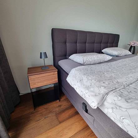 nachttisch-boxspringbett-schwarz-holz-modern-design-metall-mit-schublade-massivholz-nussbaum-schlafzimmer-minimalistisch-handgefertigt-classic-1-stahlzart