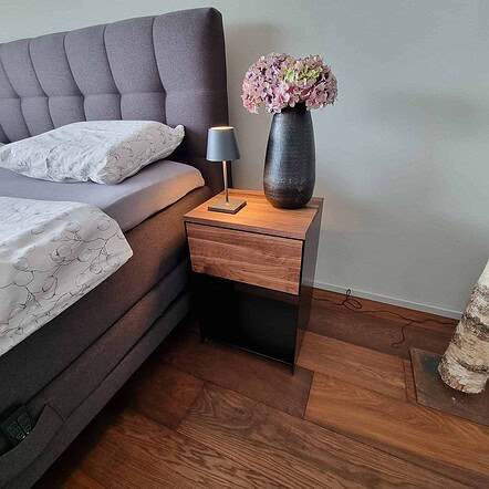 nachttisch-fuer-boxspringbett-schwarz-holz-modern-design-metall-mit-schublade-massivholz-nussbaum-schlafzimmer-minimalistisch-classic-1-stahlzart