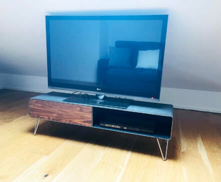 tv-lowboard-mit-hairpin-legs-holz-schwarz-grau-design-metall-modern-industrial-massivholz-nussbaum-mit-schublade-mit-hairpin-edelstahl-fuessen-rohstahl-stahlzart