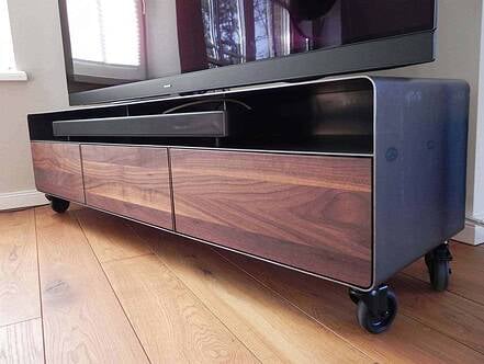 lowboard-tv-holz-schwarz-grau-design-metall-modern-industrial-massivholz-nussbaum-mit-schubladen-klappe-fuer-soundbars-wohnzimmer-designermoebel-stahlzart