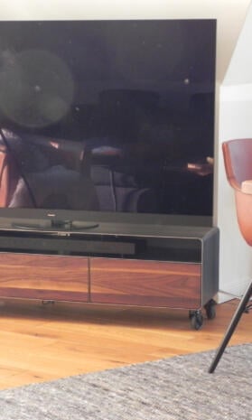 lowboard-tv-holz-schwarz-grau-design-metall-modern-industrial-massivholz-nussbaum-mit-schubladen-klappe-fuer-soundbars-wohnzimmer-stahl-mit-rollen-minimalistisch