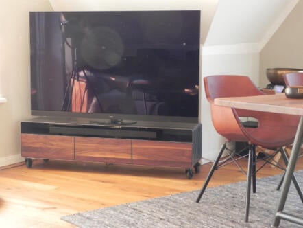 lowboard-tv-holz-schwarz-grau-design-metall-modern-industrial-massivholz-nussbaum-mit-schubladen-klappe-fuer-soundbars-wohnzimmer-stahl-mit-rollen-minimalistisch