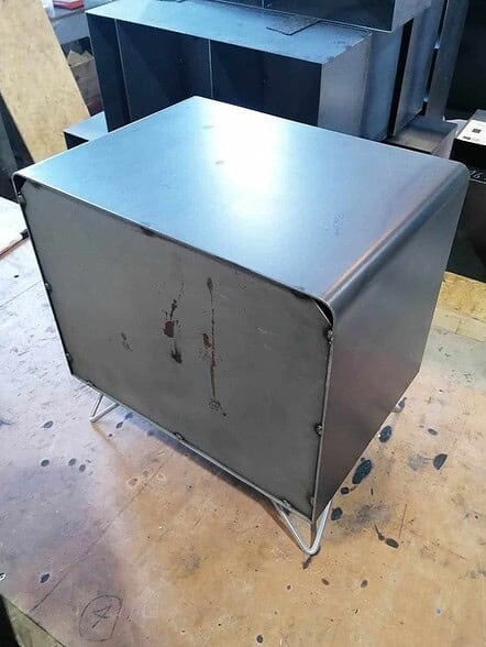 nachttisch-schwarz-grau-metall-modern-design-industrial-mit-rueckwand-schwarzstahl-rohstahl-stahlzart-fly-high-3