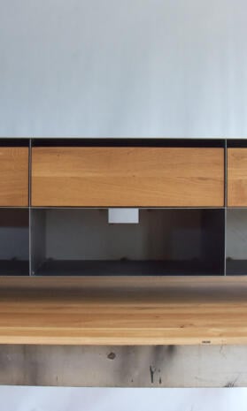 tv-sideboard-schwarz-grau-holz-eiche-metall-modern-design-industrial-massivholz-wildeiche-mit-schubladen-auf-rollen-stahl-aluminium-stahlzart-now-b-ware