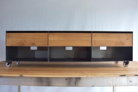 tv-sideboard-schwarz-grau-holz-eiche-metall-modern-design-industrial-massivholz-wildeiche-mit-schubladen-auf-rollen-stahl-aluminium-stahlzart-now-b-ware