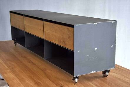 tv-sideboard-schwarz-grau-holz-eiche-metall-modern-design-industrial-massivholz-wildeiche-mit-schubladen-auf-rollen-stahl-b-ware-stahlzart-now