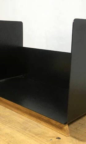 kaminholzregal-innen-metall-klein-mit-rueckwand-modern-wohnzimmer-design-stahl-schwarz-massivholz-eiche-fuesse-timeless-7-stahlzart