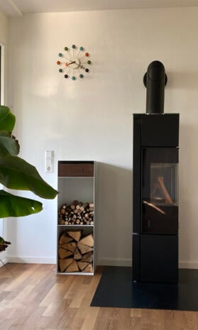 kaminholzregal-innen-metall-rueckwand-bauen-modern-wohnzimmer-design-holz-stahl-wand-weiss-mit-schublade-nussbaum-stahlzart