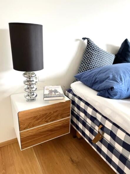 nachttisch-haengend-weiss-eiche-holz-mit-2-schubladen-bett-metall-design-massivholz-astfrei-modern-schlafzimmer-stahlzart-fly-high-5