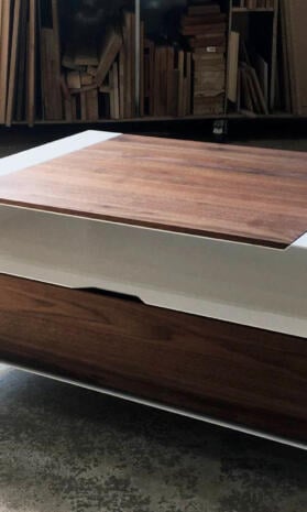 couchtisch-weiss-rund-holz-metall-modern-mit-stauraum-schublade-massiv-design-massivholz-aluminium-rollen-nussbaum-wohnzimmer-minimalistisch-waves-1-stahlzart