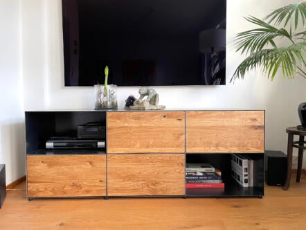 sideboard-holz-schwarz-eiche-tv-breit-metall-wohnzimmer-modern-grau-massiv-tief-industrial-massivholz-design-extravagant-kommode-schlafzimmer-wildeiche-klappen-fuesse-offen-hifi-board-stahlzart