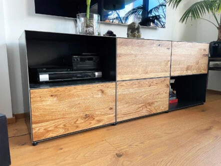 sideboard-holz-schwarz-eiche-tv-breit-metall-wohnzimmer-modern-grau-massiv-tief-industrial-massivholz-design-extravagant-kommode-schlafzimmer-wildeiche-klappen-fuesse-offen-hifi-stahlzart