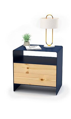 Blaues Nacht-Modul aus Stahl vor heller Studio-Wand: Zirbenholz-Front ist gefertigt für gesundes Raumklima in Kitzbühel – Klimapositiv: Hypergreen.