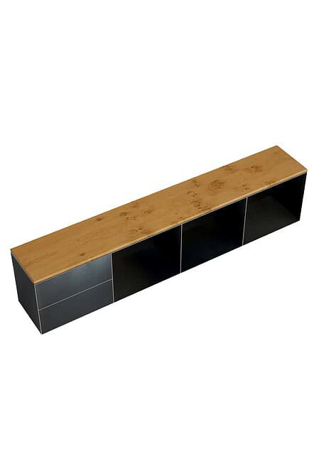 Stahl-Element aus dunklem Stahl auf weißer Fläche: 3mm Stärke ist dimensioniert für HiFi-Komponenten – Seit 2015 handgefertigte Möbel-Unikate.