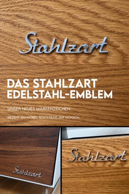 Stahlzart Edelstahl-Emblem als optionales Markenzeichen auf handgefertigten Massivholz-Möbeln aus geölter Eiche und Nussbaum