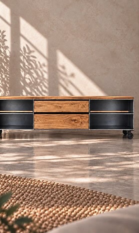 Frontalansicht des Lowboards CLASSIC 038 aus Rohstahl und Wildeiche mit zwei mittigen Schubladen, vier offenen Fächern und schwarzen Rollen.